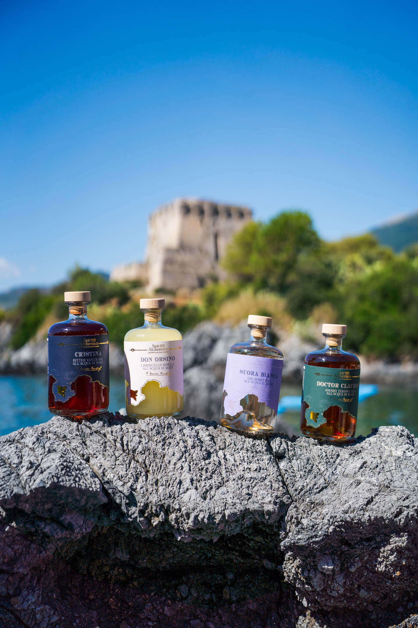 La collezione Spirito Alchemico: bottiglie e paesaggio mediterraneo